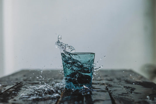 water splashing in cup for water method decaf swiss water